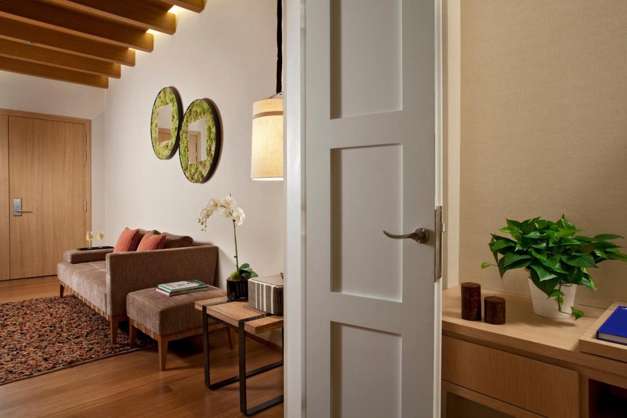 Oasia Resort Sentosa By Far East Hospitality Сингапур Экстерьер фото A door opening into a living room