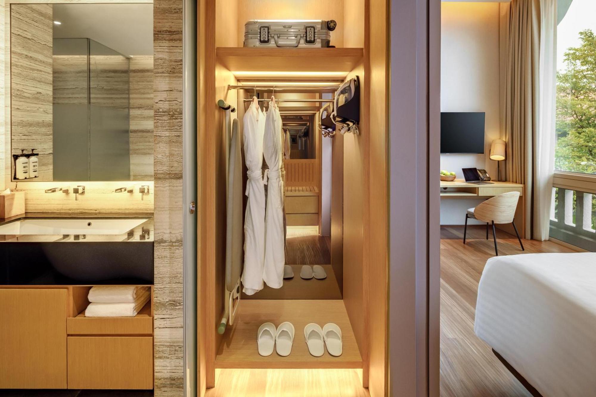 Oasia Resort Sentosa By Far East Hospitality Сингапур Экстерьер фото A walk-in wardrobe