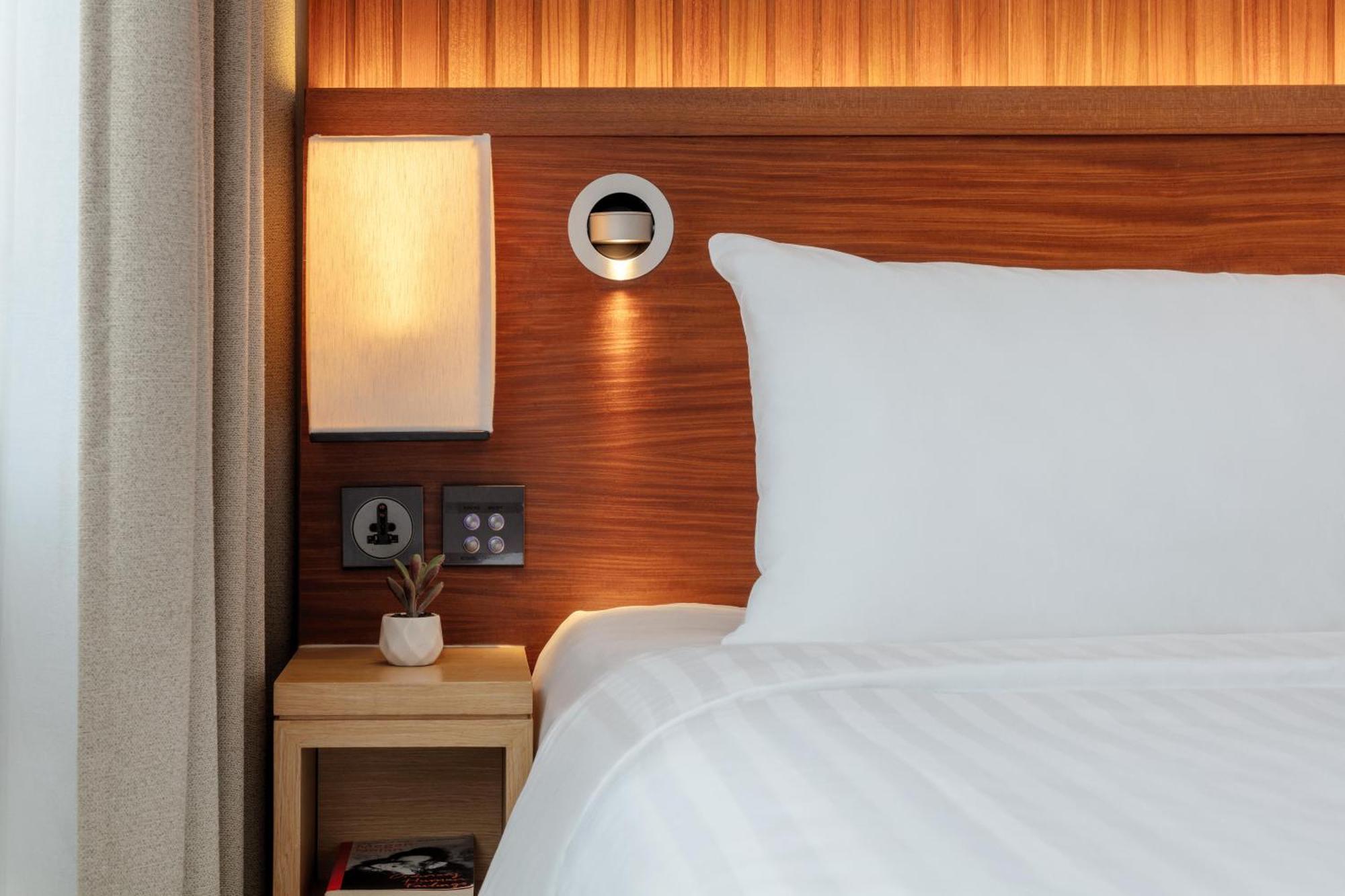 Oasia Resort Sentosa By Far East Hospitality Сингапур Экстерьер фото A bedside table